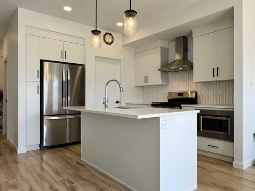 18 Blackwolf Pass North, Lethbridge, AB - Indoor Photo Showing Kitchen With Upgraded Kitchen