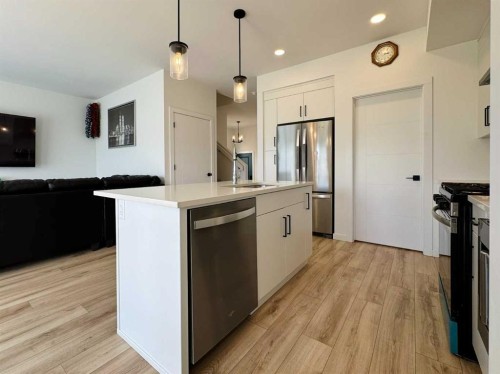 18 Blackwolf Pass North, Lethbridge, AB - Indoor Photo Showing Kitchen With Upgraded Kitchen