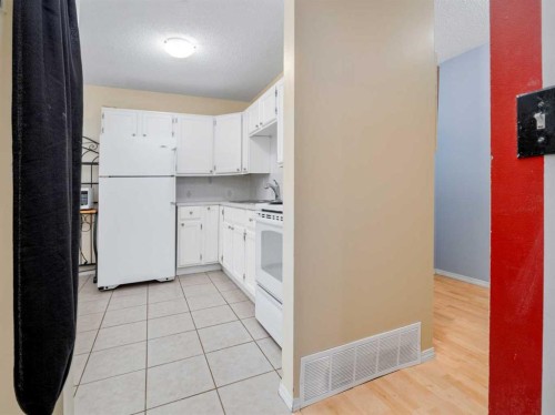 3-269 Laval Boulevard West, Lethbridge, AB - Indoor Photo Showing Kitchen