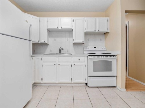 3-269 Laval Boulevard West, Lethbridge, AB - Indoor Photo Showing Kitchen