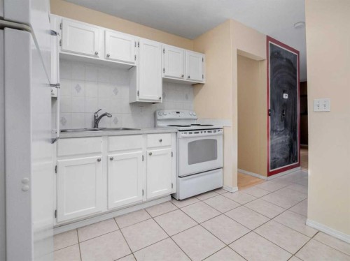 3-269 Laval Boulevard West, Lethbridge, AB - Indoor Photo Showing Kitchen