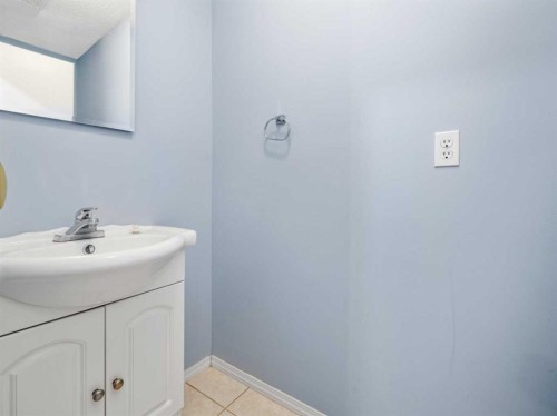 3-269 Laval Boulevard West, Lethbridge, AB - Indoor Photo Showing Bathroom