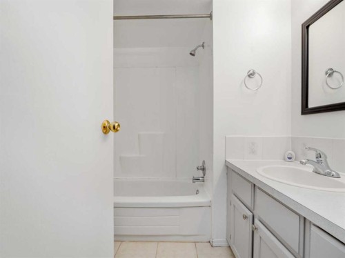 3-269 Laval Boulevard West, Lethbridge, AB - Indoor Photo Showing Bathroom