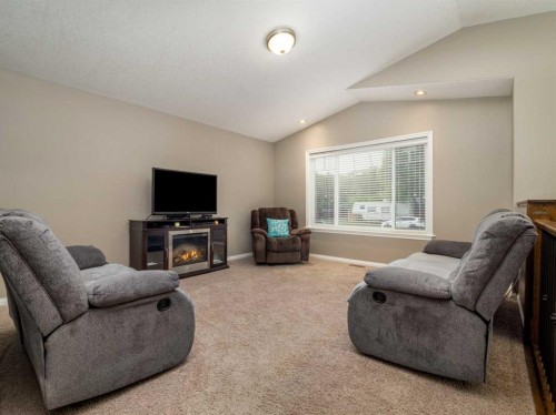 5207 58 Ave, Taber, AB - Indoor Photo Showing Living Room