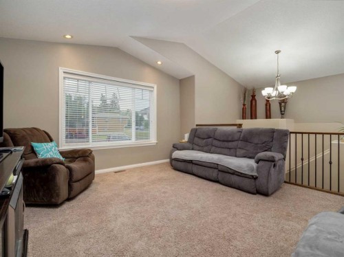 5207 58 Ave, Taber, AB - Indoor Photo Showing Living Room