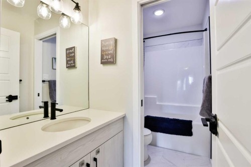 1109 Pacific Circle West, Lethbridge, AB - Indoor Photo Showing Bathroom