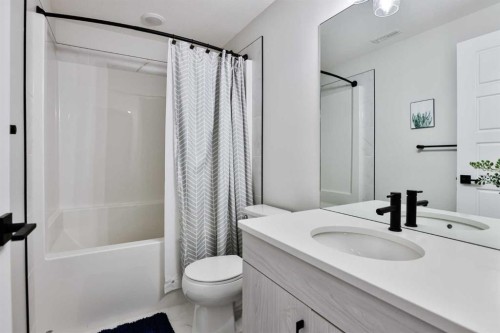 1109 Pacific Circle West, Lethbridge, AB - Indoor Photo Showing Bathroom