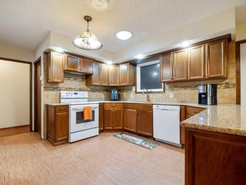 2201 21 Avenue, Coaldale, AB - Indoor Photo Showing Kitchen