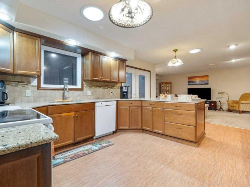 2201 21 Avenue, Coaldale, AB - Indoor Photo Showing Kitchen
