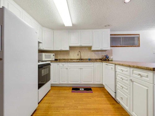 2201 21 Avenue, Coaldale, AB - Indoor Photo Showing Kitchen