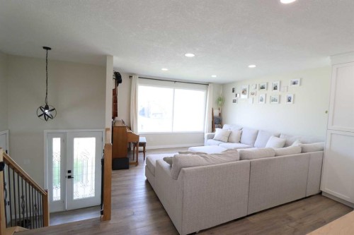 3918 52 St, Taber, AB - Indoor Photo Showing Living Room