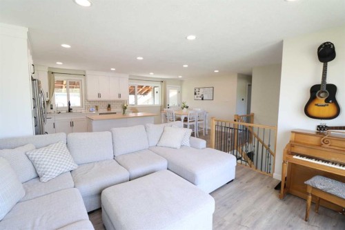 3918 52 St, Taber, AB - Indoor Photo Showing Living Room