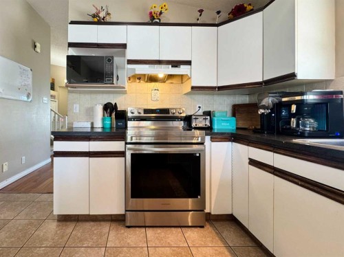 93 Heritage Crescent West, Lethbridge, AB - Indoor Photo Showing Kitchen