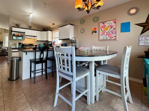 93 Heritage Crescent West, Lethbridge, AB - Indoor Photo Showing Dining Room