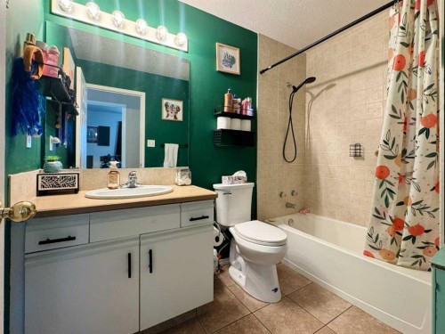 93 Heritage Crescent West, Lethbridge, AB - Indoor Photo Showing Bathroom