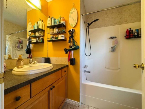 93 Heritage Crescent West, Lethbridge, AB - Indoor Photo Showing Bathroom