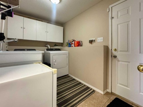 93 Heritage Crescent West, Lethbridge, AB - Indoor Photo Showing Laundry Room