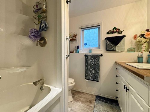93 Heritage Crescent West, Lethbridge, AB - Indoor Photo Showing Bathroom