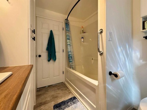 93 Heritage Crescent West, Lethbridge, AB - Indoor Photo Showing Bathroom