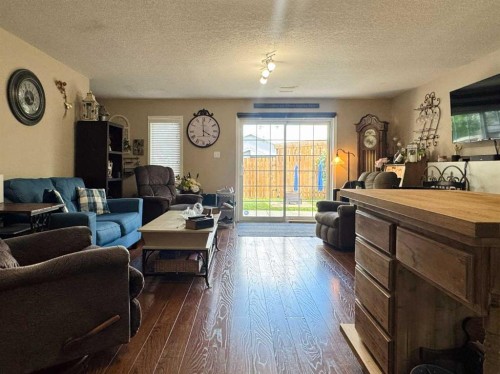 93 Heritage Crescent West, Lethbridge, AB - Indoor Photo Showing Living Room