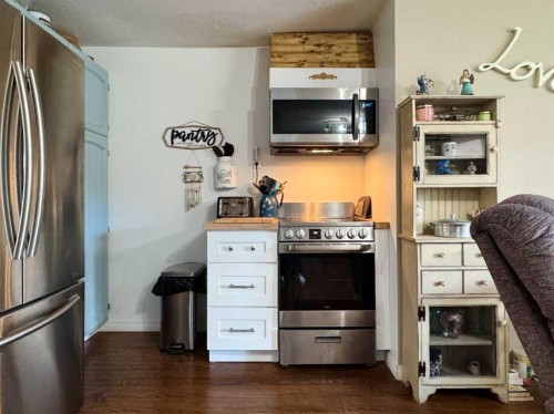 93 Heritage Crescent West, Lethbridge, AB - Indoor Photo Showing Kitchen