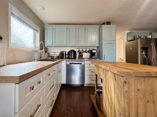 93 Heritage Crescent West, Lethbridge, AB - Indoor Photo Showing Kitchen
