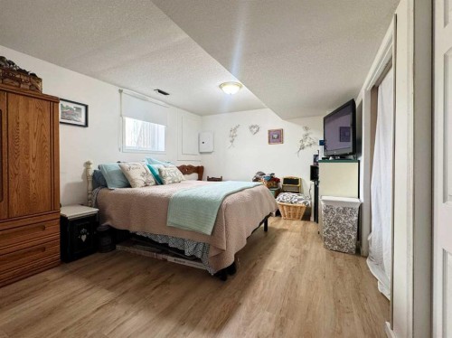 93 Heritage Crescent West, Lethbridge, AB - Indoor Photo Showing Bedroom