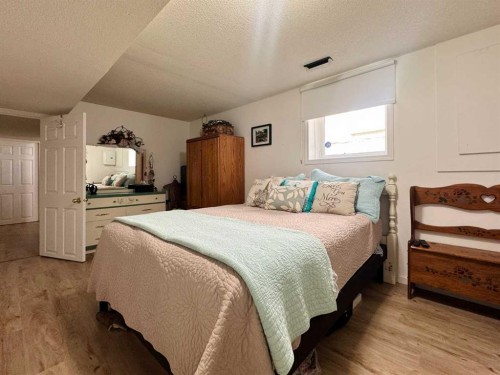 93 Heritage Crescent West, Lethbridge, AB - Indoor Photo Showing Bedroom