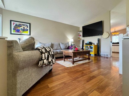 93 Heritage Crescent West, Lethbridge, AB - Indoor Photo Showing Living Room