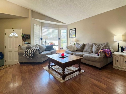 93 Heritage Crescent West, Lethbridge, AB - Indoor Photo Showing Living Room