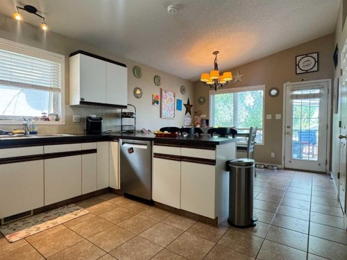 93 Heritage Crescent West, Lethbridge, AB - Indoor Photo Showing Kitchen