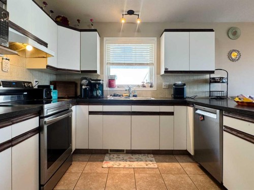 93 Heritage Crescent West, Lethbridge, AB - Indoor Photo Showing Kitchen