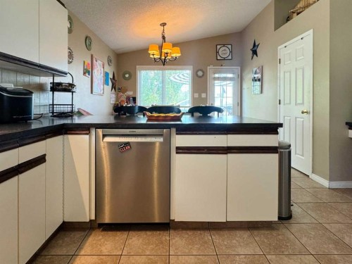 93 Heritage Crescent West, Lethbridge, AB - Indoor Photo Showing Kitchen
