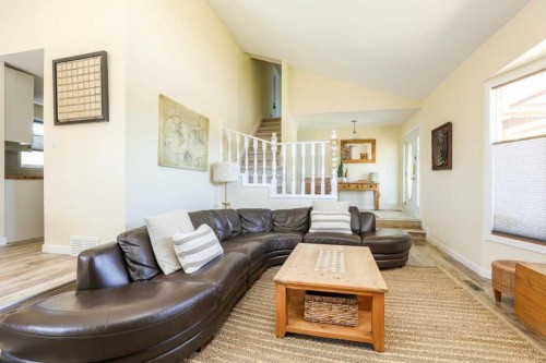 729 Columbia Boulevard West, Lethbridge, AB - Indoor Photo Showing Living Room