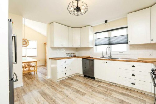 729 Columbia Boulevard West, Lethbridge, AB - Indoor Photo Showing Kitchen