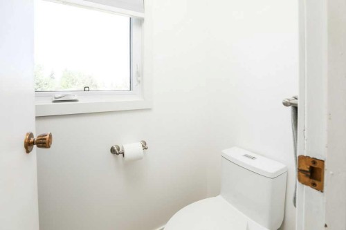 729 Columbia Boulevard West, Lethbridge, AB - Indoor Photo Showing Bathroom