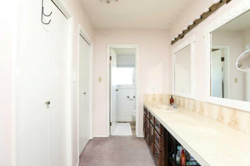 729 Columbia Boulevard West, Lethbridge, AB - Indoor Photo Showing Bathroom