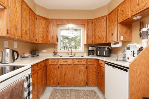 606 5 Street, Warner, AB - Indoor Photo Showing Kitchen With Double Sink
