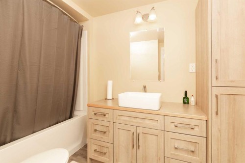 606 5 Street, Warner, AB - Indoor Photo Showing Bathroom