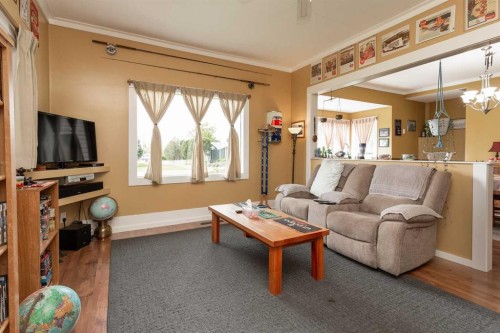 606 5 Street, Warner, AB - Indoor Photo Showing Living Room