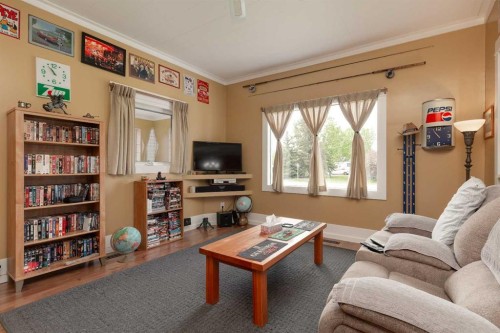 606 5 Street, Warner, AB - Indoor Photo Showing Living Room