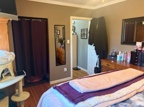 422 3Rd Ave, Stirling, AB - Indoor Photo Showing Bedroom