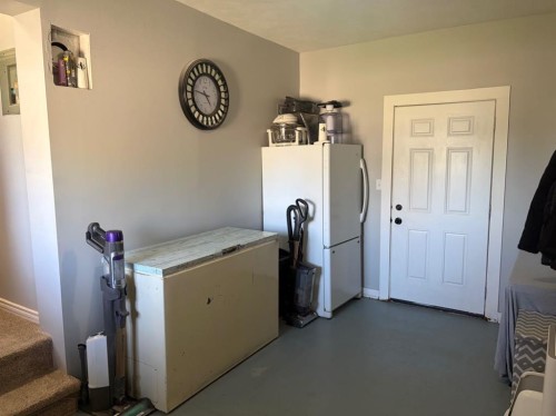 422 3Rd Ave, Stirling, AB - Indoor Photo Showing Laundry Room