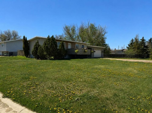 422 3Rd Ave, Stirling, AB - Outdoor