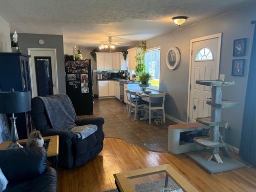 422 3Rd Ave, Stirling, AB - Indoor Photo Showing Living Room