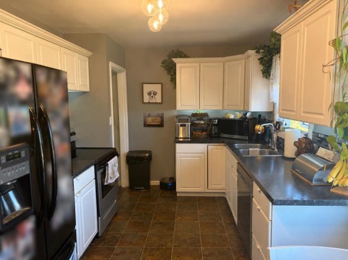 422 3Rd Ave, Stirling, AB - Indoor Photo Showing Kitchen With Double Sink