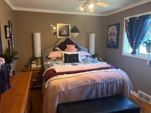 422 3Rd Ave, Stirling, AB - Indoor Photo Showing Bedroom