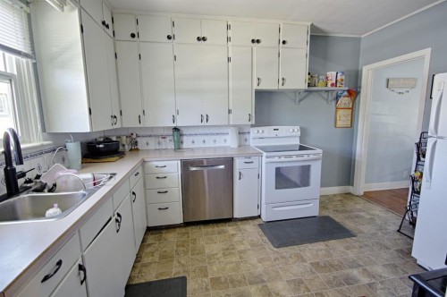 5014 48 Street, Taber, AB - Indoor Photo Showing Kitchen With Double Sink