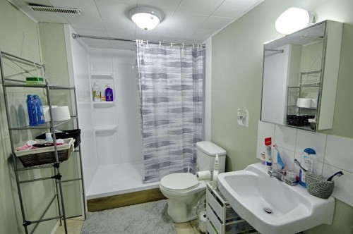 5014 48 Street, Taber, AB - Indoor Photo Showing Bathroom