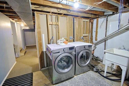 5014 48 Street, Taber, AB - Indoor Photo Showing Laundry Room